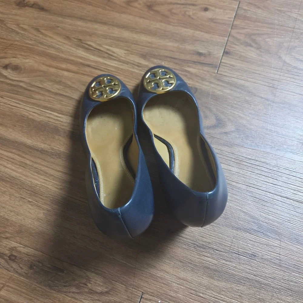 Tory Burch Chelsea Wedge Pumps 6 Leather Gold Logo Medallion Heels Office Siren